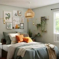 Um quarto aconchegante com roupa de cama em camadas, quadros e plantas